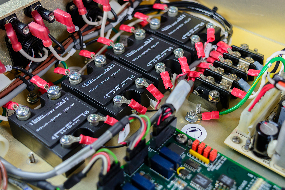 乙类功放工作原理：为何会产生顶部失真？