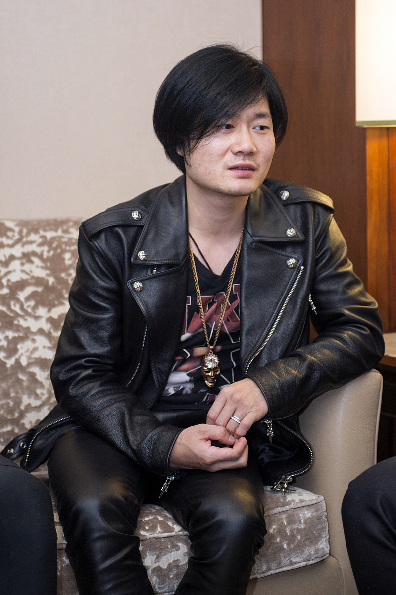2014年4月17日7,辽宁省沈阳市,乐队"wing band"接受采访.***_***wing 