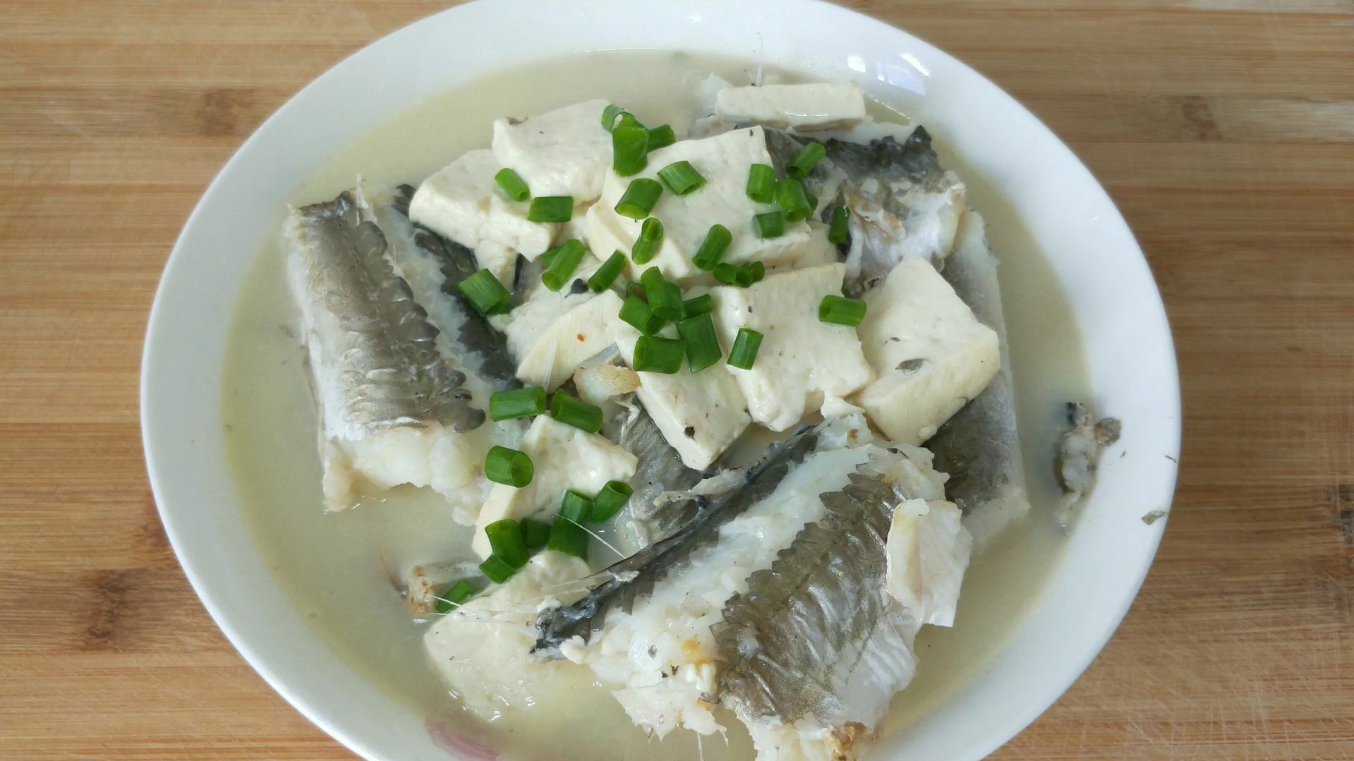 鳗鱼简单一煮,肉质鲜嫩,汤和牛奶一样白小孩一口气喝了3碗