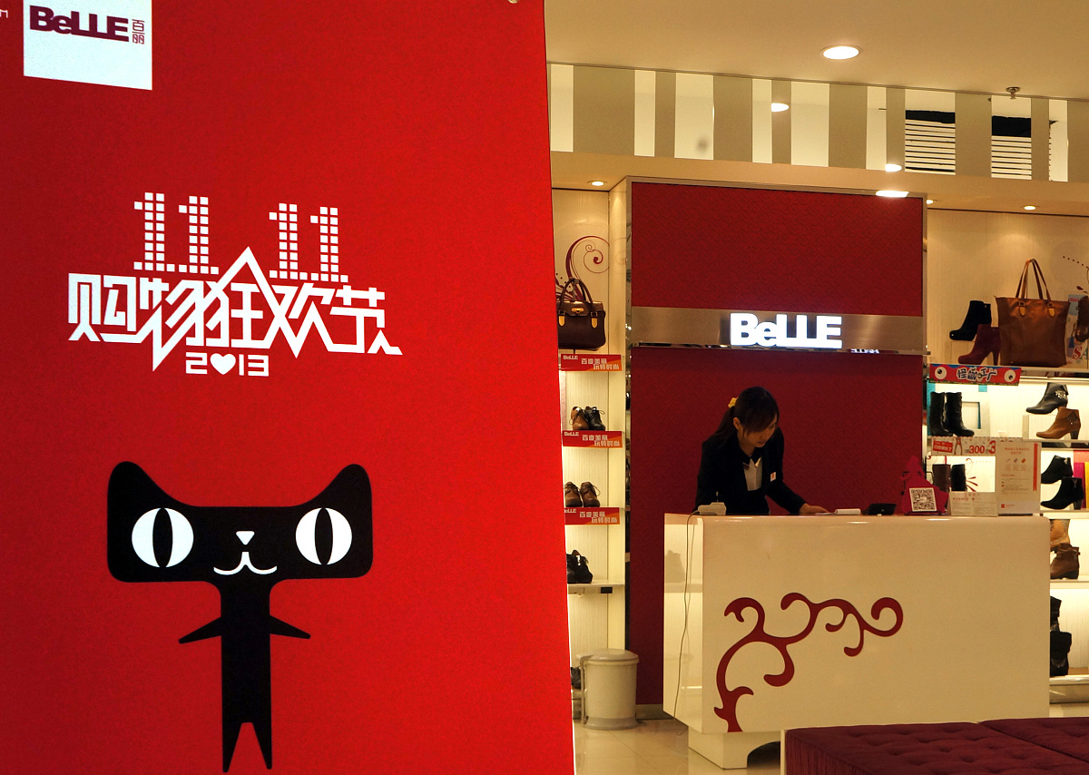 ***_***2013年11月11日,在郑州一大型商场里,百丽女鞋的专柜打出了11