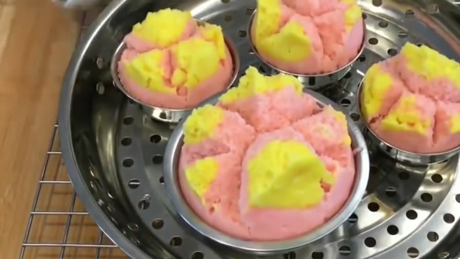 发糕做成彩色的,出锅时不淡定了。