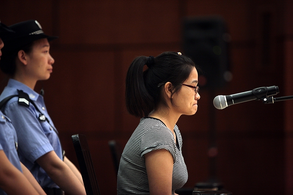 我想用我女朋友的名字取个一个深情的网名 她叫黄宣绮 你可以帮我吗