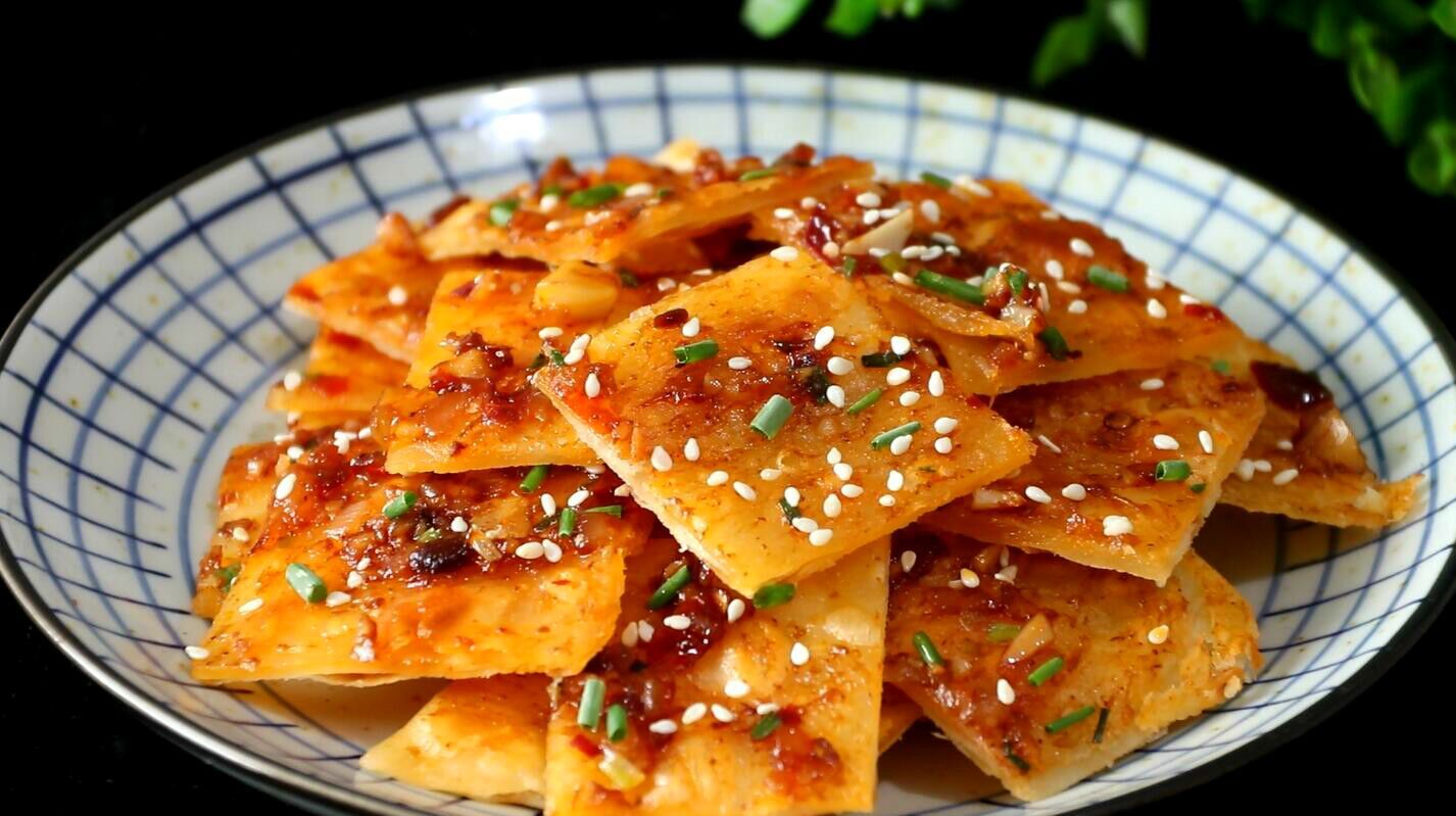 懒人有懒办法,教你做饺子皮酱香饼,连揉面都省了,想不好吃都难