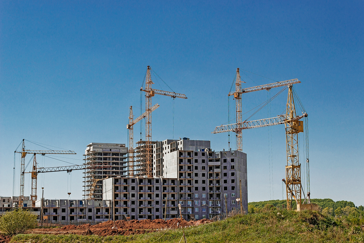 甘肃省位于我国西北部丝绸之路主干道。近年来甘肃省的经济发展速度是有目共睹的其中建筑市场做出了很大贡献从2015年到2022年甘肃省建筑生产总值由184902亿元增加到247768亿元2015年全省建筑业总产值占国内建筑业总产值的102而建筑业总产值计算的劳动生产率为323733元人到2023年初我省建筑业产值增长较快建筑业总产值为247768亿元增速91全国平均增速64排名全国第6位但我省建筑业总