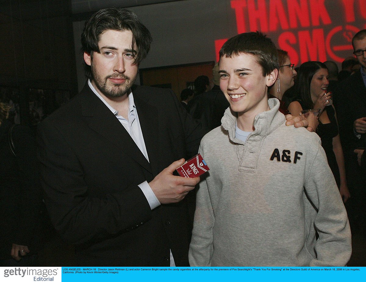 请针对这段英语提三个问题：Nothing is what it seems in Hypnotic a mind-bending conspiracy thriller from Robert Rodriguez Sin City Spy Kids Ben Affleck stars as a police detective who is haunted by the disappearance