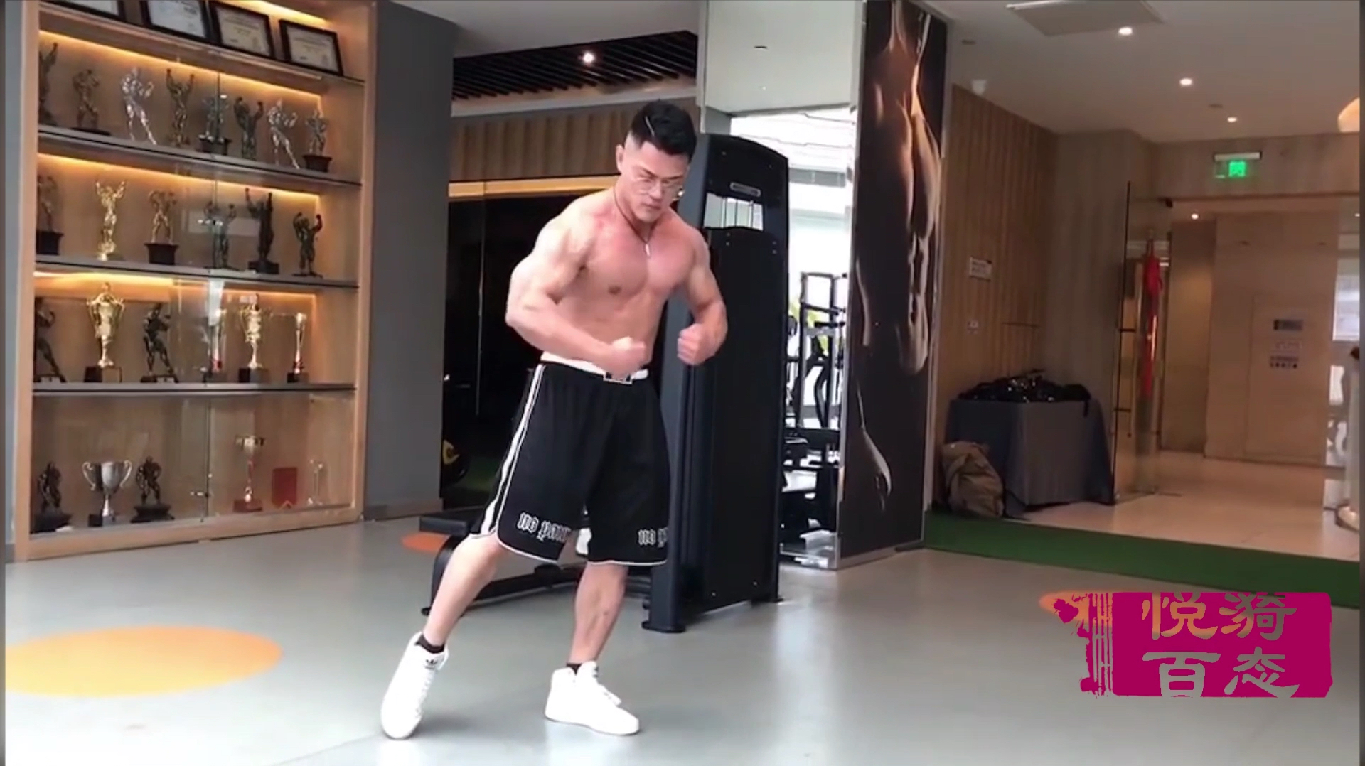 肌肉男在一堆奖杯前秀身材,饱满的胸肌和健壮的男友臂很给力!