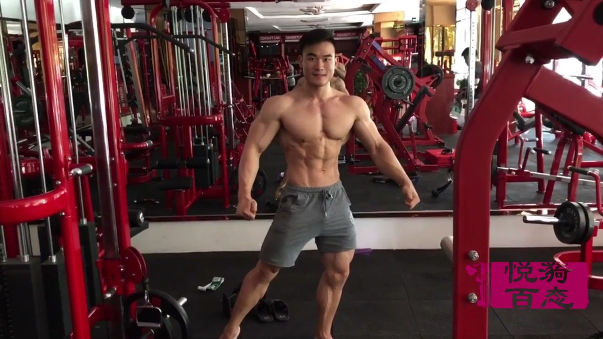 肌肉男大秀精壮的腱子肉,背肌、胸肌、腹肌、麒麟臂都好给力!