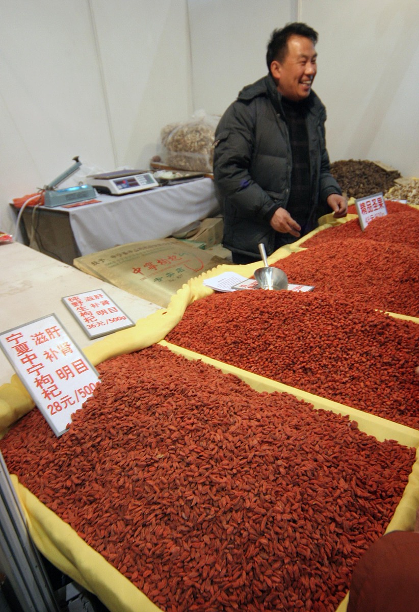 2007年2月1日,北京春节年货商品采购交易会开幕,市民欢欢喜喜地购买枸