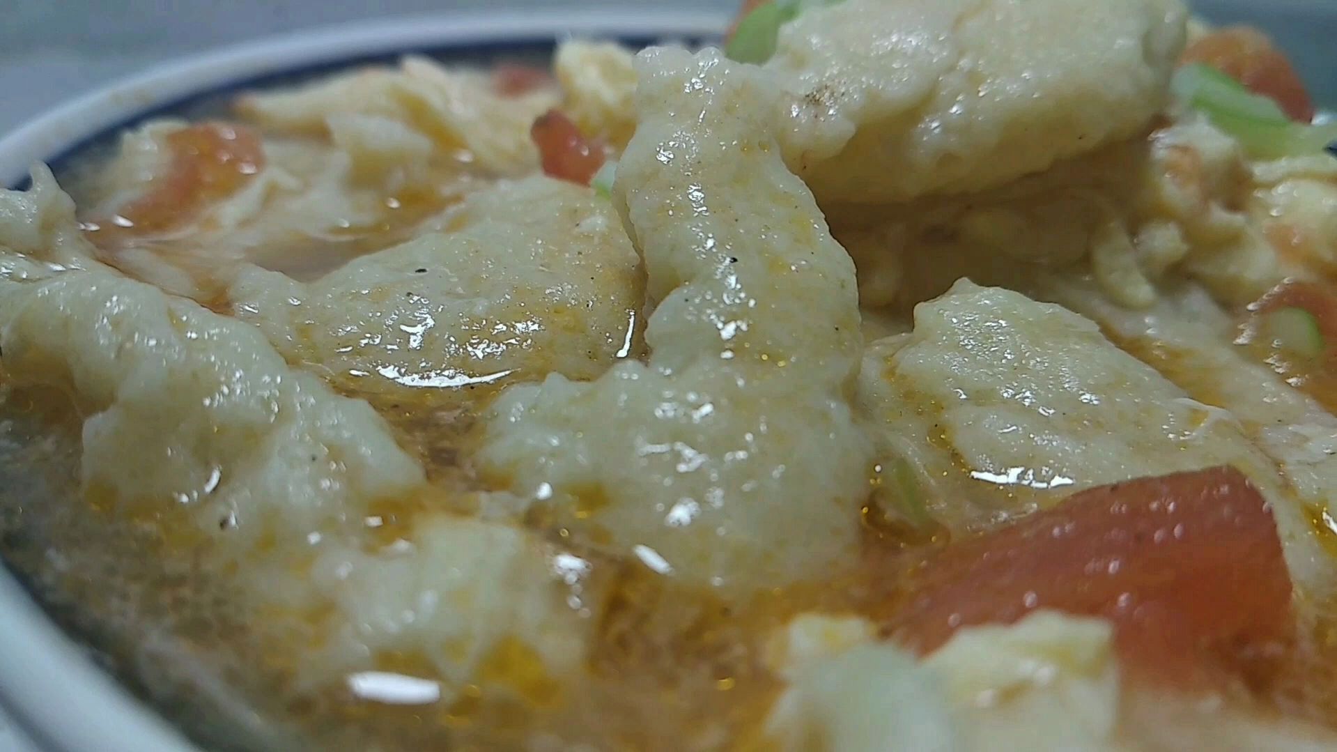 皖北家常小吃拨面鱼,简单易做。面鱼滑韧,汤汁酸香,特别开胃。