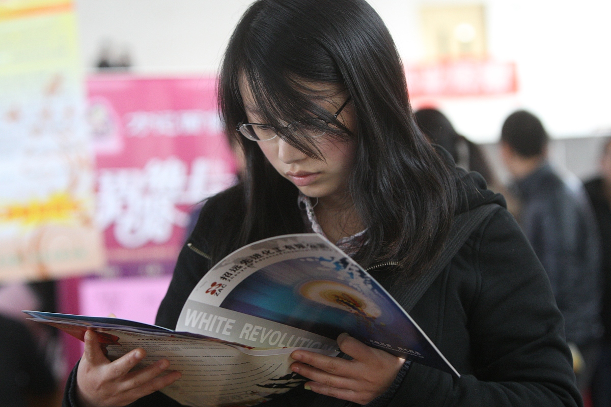 ***_***2012年11月17日,山东烟台,在鲁东大学篮球馆,大学生在2013届毕
