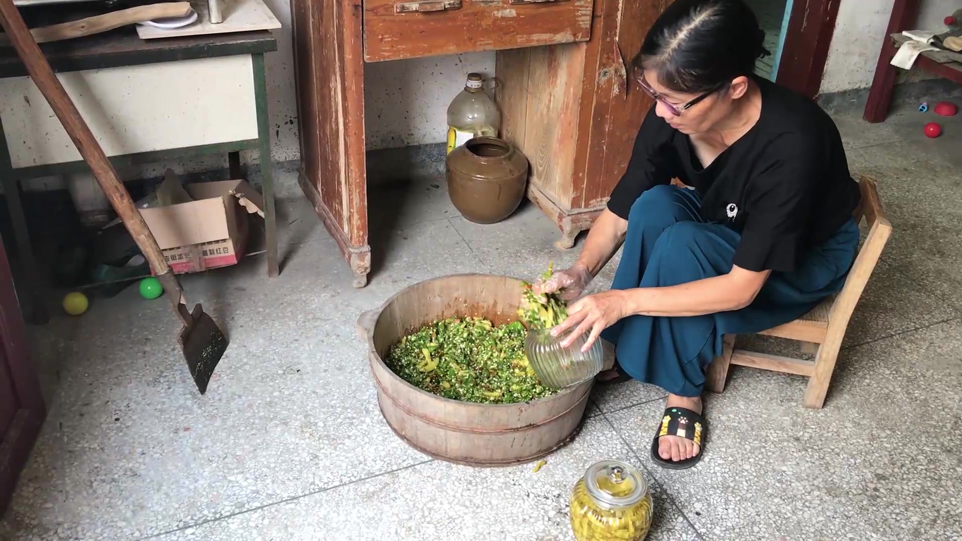 农村新鲜青辣椒吃不完,婆婆教你秘制青椒酱,味道比老干妈还好吃