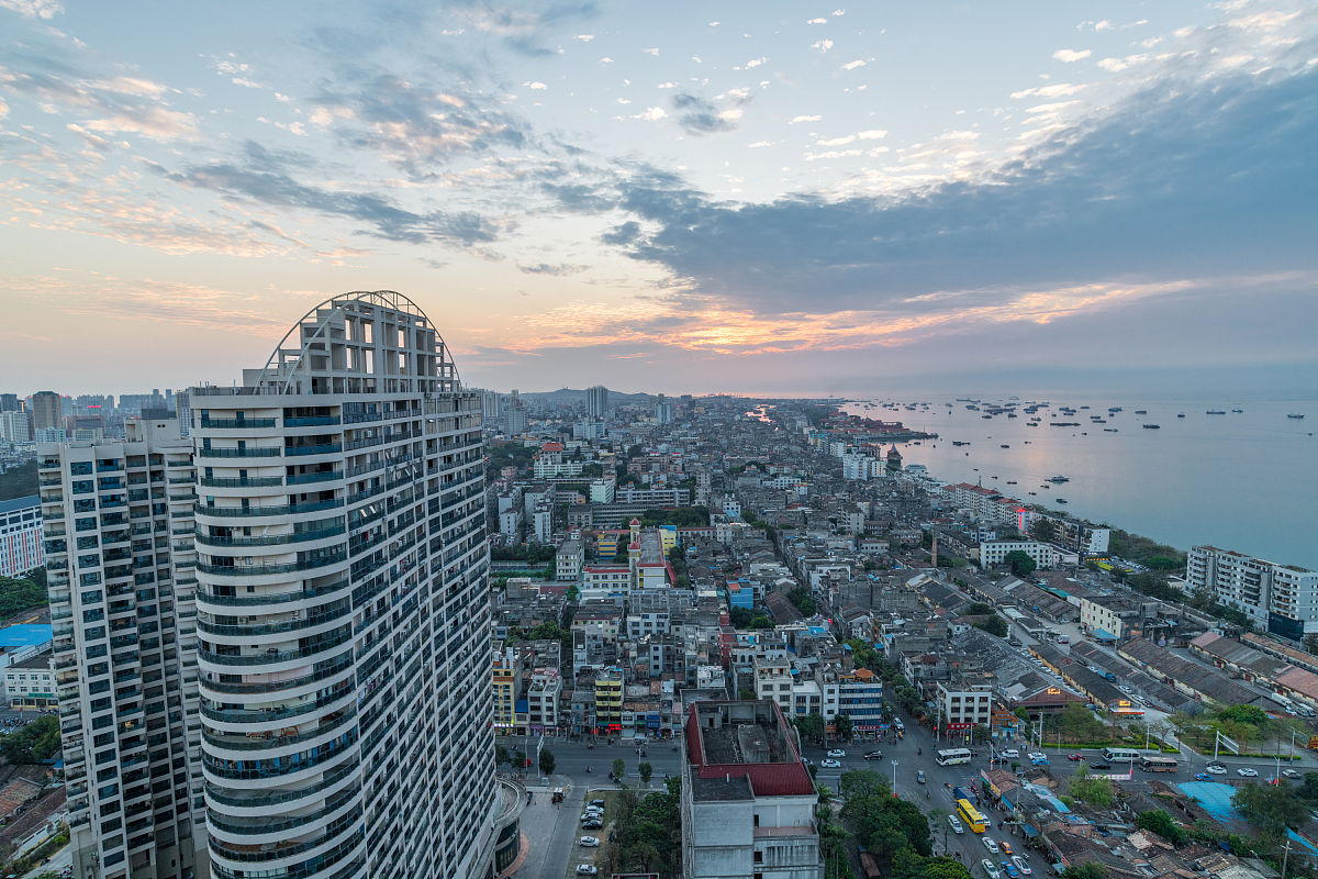 2019年2月16日,广西,北海市老街周边建起的高层住宅..