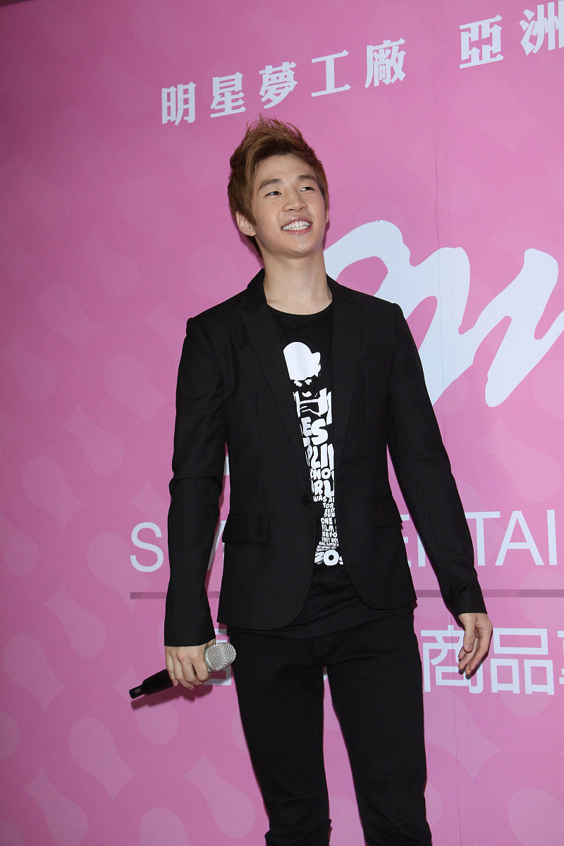 2011年7月8日,台北,"s.m.官方明星商品专门店"开业.super junior-m团