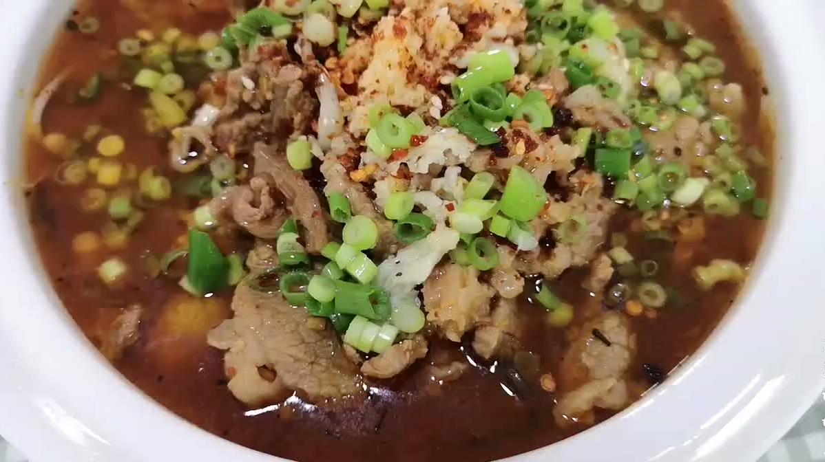 水煮牛肉这样做才好吃,肉片软嫩,麻辣开胃,一上桌大家都抢着吃