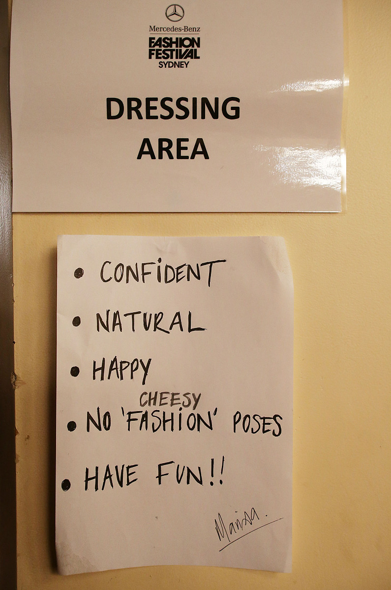 1感谢对方自接洽以来一直保持的积极寻求合作的态度表示很愿意回答对方关于我方拟出口村衫的包装问题。2衬衫打算这样包装：每件装入一个防水塑料袋再装入一个纸板盒一打盒装入一个内有隔潮衬里、外用绳子捆鄉加固的纸板箱。这样做的主要目的是在远洋运输过程中尽可能好地防潮。3是否同意请对方回复。