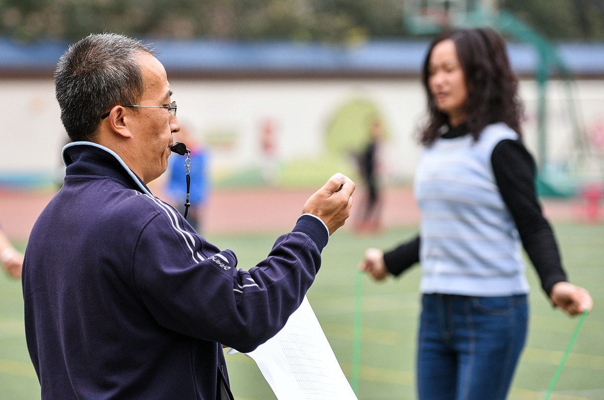 把这句话换个句式：随着身体机能的衰退老年人步行出行的速 度、耐力、距离和范围都会受到一定程度的限制。