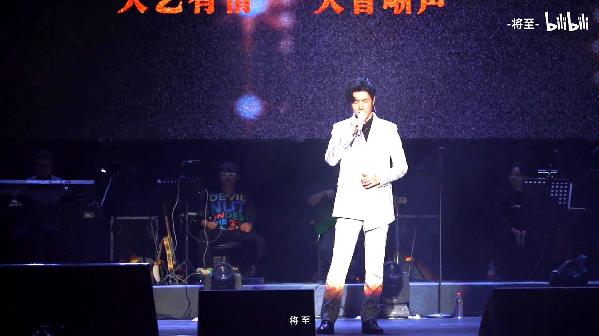 [图]王晰领衔演唱世纪金曲《友谊地久天长》这首歌真是让人戳泪