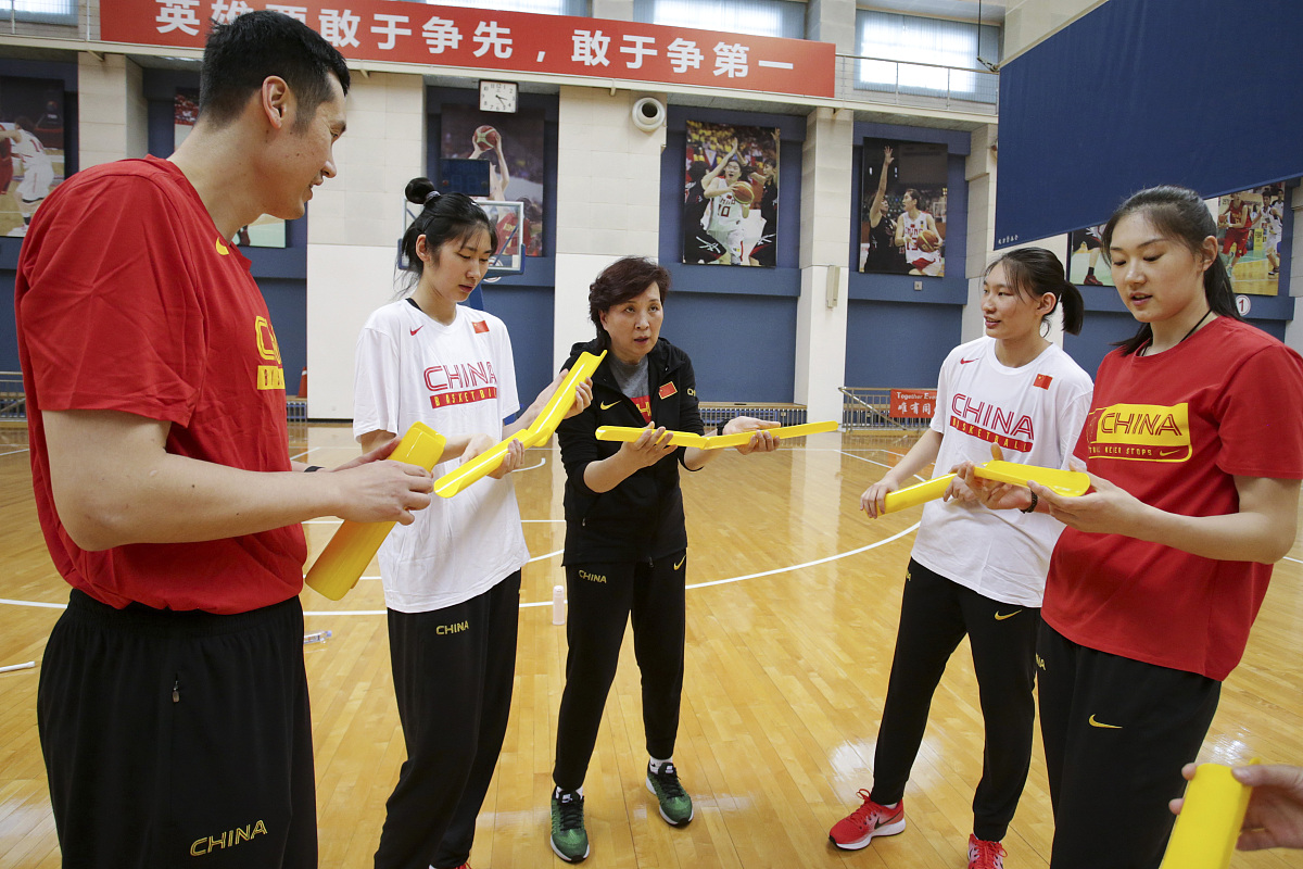 小学生颠气排球教学内容：技巧、配合、策略和身体素质训练