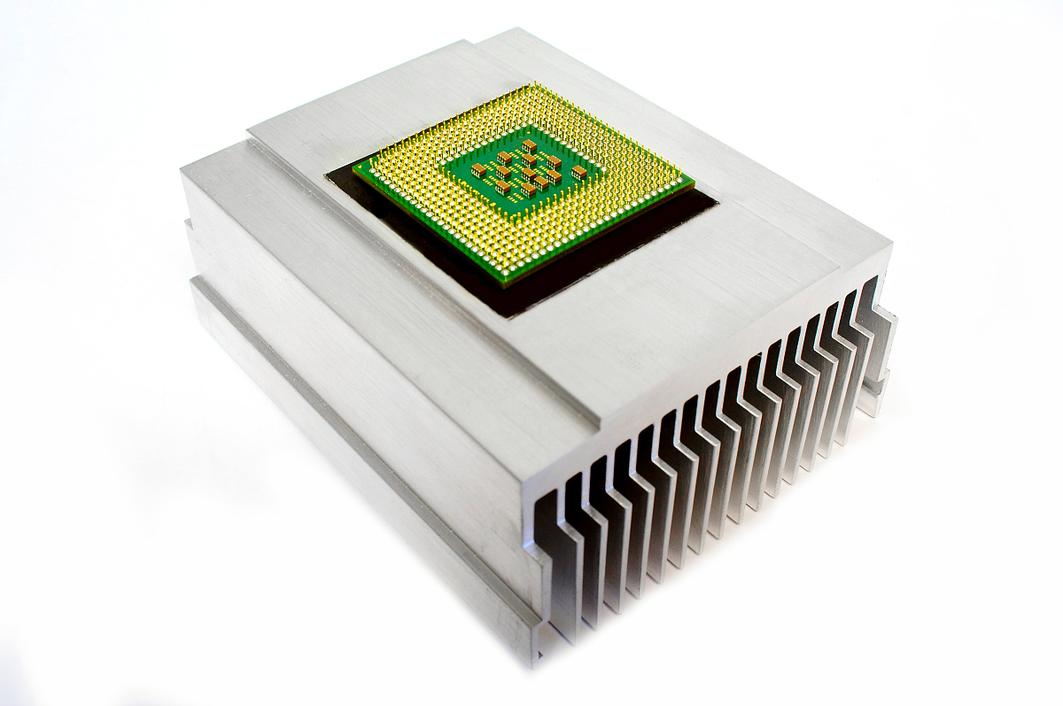 判断对错：计算机不是以CPU为核心加上存储器IO接口和系统总线构成的。