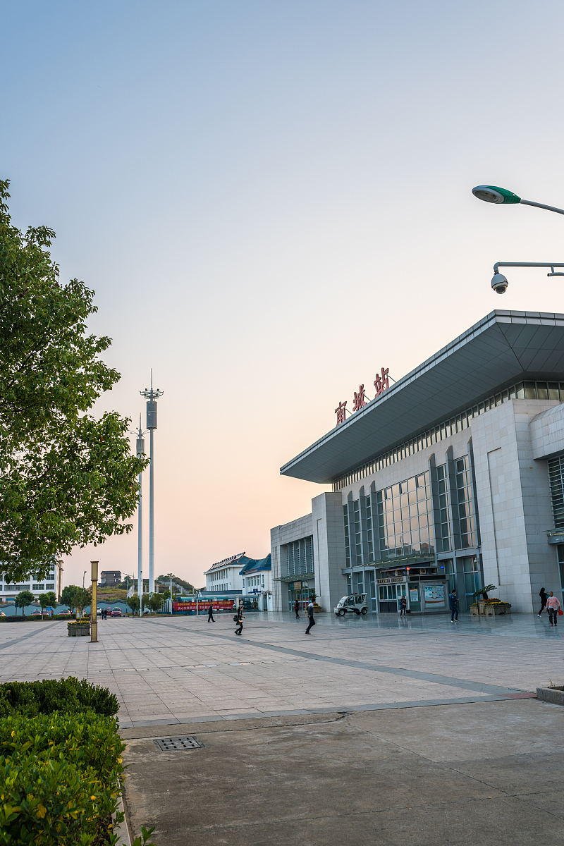 从江西抚州至浙江省诸暨是坐大巴方便区是坐动车方便帮我用210字详细描述