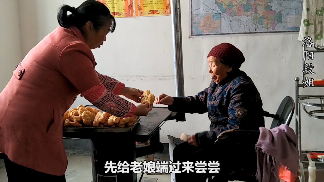 洛阳农村妈妈炸菜疙瘩,跟个乒乓球似的,小时候只有冬天才吃得到