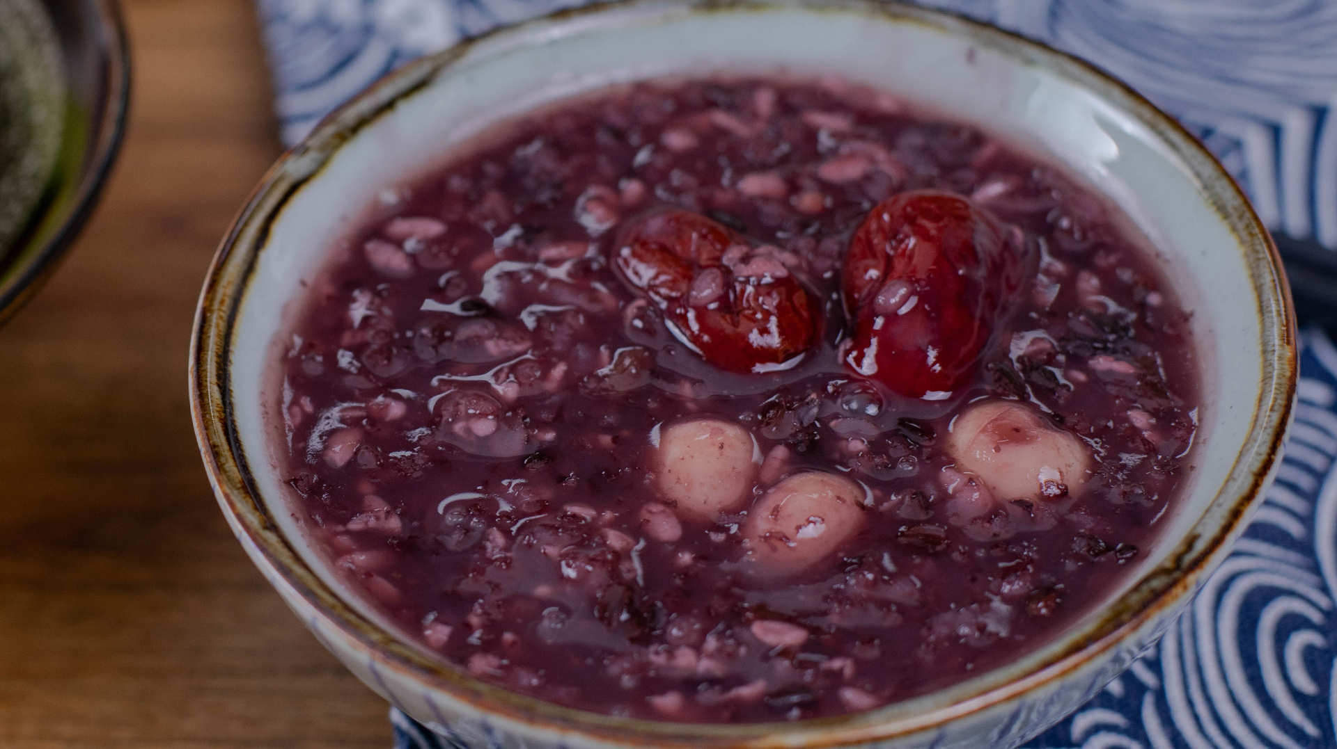 这份内容超丰富的红枣莲子黑米红豆酒酿粥,滋补养胃又好吃!