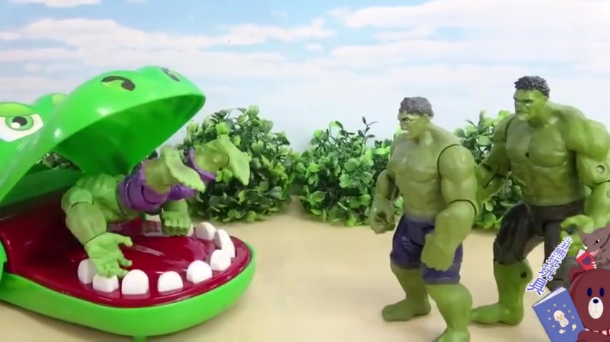 好多只大嘴鳄鱼玩具智斗绿巨人