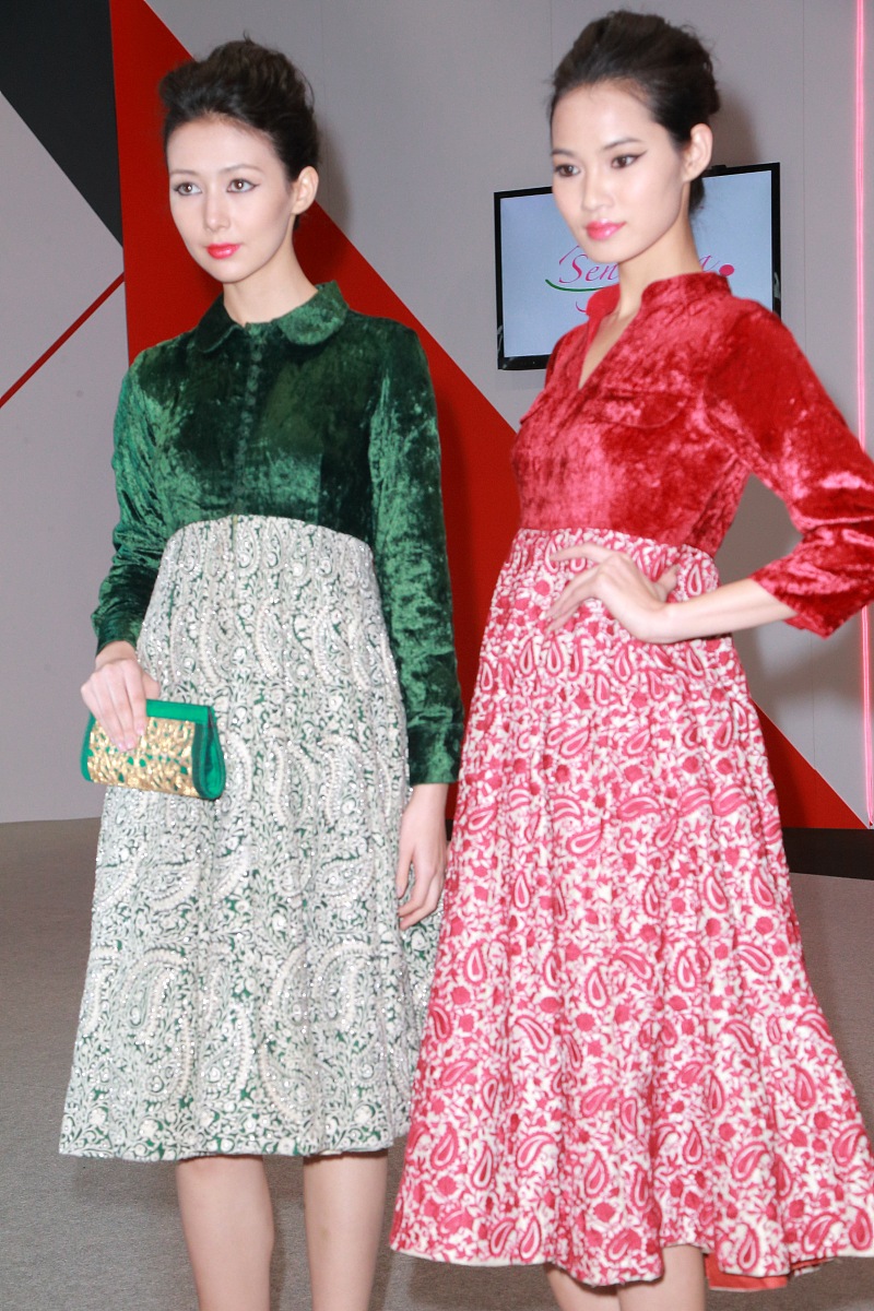 描述一款母女雪纺连衣裙圆领碎花长款版型假两件雪纺面料荷叶边不超过100字