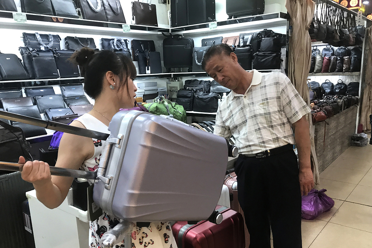 ***_***2017年6月19日,北京阜外大街的天意小商品批发市场,顾客在购买
