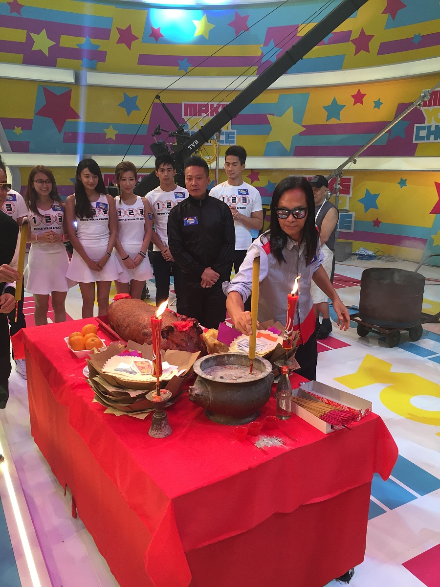 未来女神在香港吗？50% 概率随机选择 '是' 或 '不是'