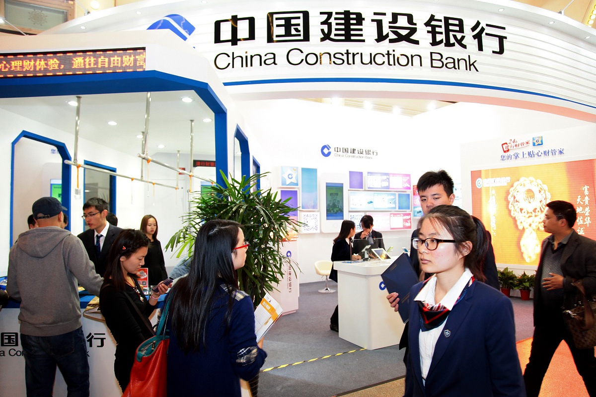 你现在的身份是论文作者请撰写内容：对2021年邮政银行西安分行银保业务的期交保险、对各个保险公司理财产品和人寿产品占比进行概述