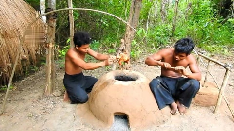 农村大哥户外生存,用黄泥做的烤炉,烤吃来的烧鸡比叫化鸡都香