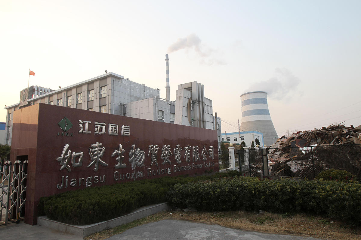 新时代生态文明建设被确立为中国特色社会主义事业五位一体总体布局的重要内容。党中央以前所未有的力度抓生态文明建设。十年来具有四梁八柱性质的生态文明制度体系基本形成。中国正在走出一条全新的绿色发展之路也为全球生态文明建设贡献了中国理念、中国方案。