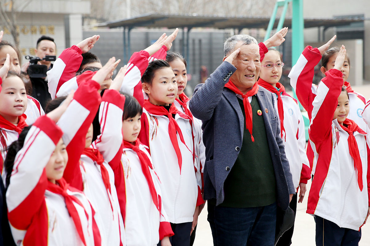2019年3月3日,河北唐山,雷锋生前战友乔安山来到唐山雷锋小学,参观雷