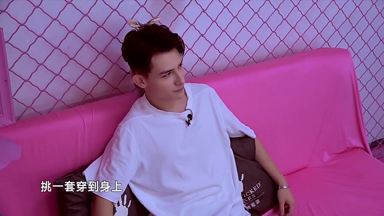 萨沙又中招了!被导演组套路,全身衣服变成可爱少女粉!