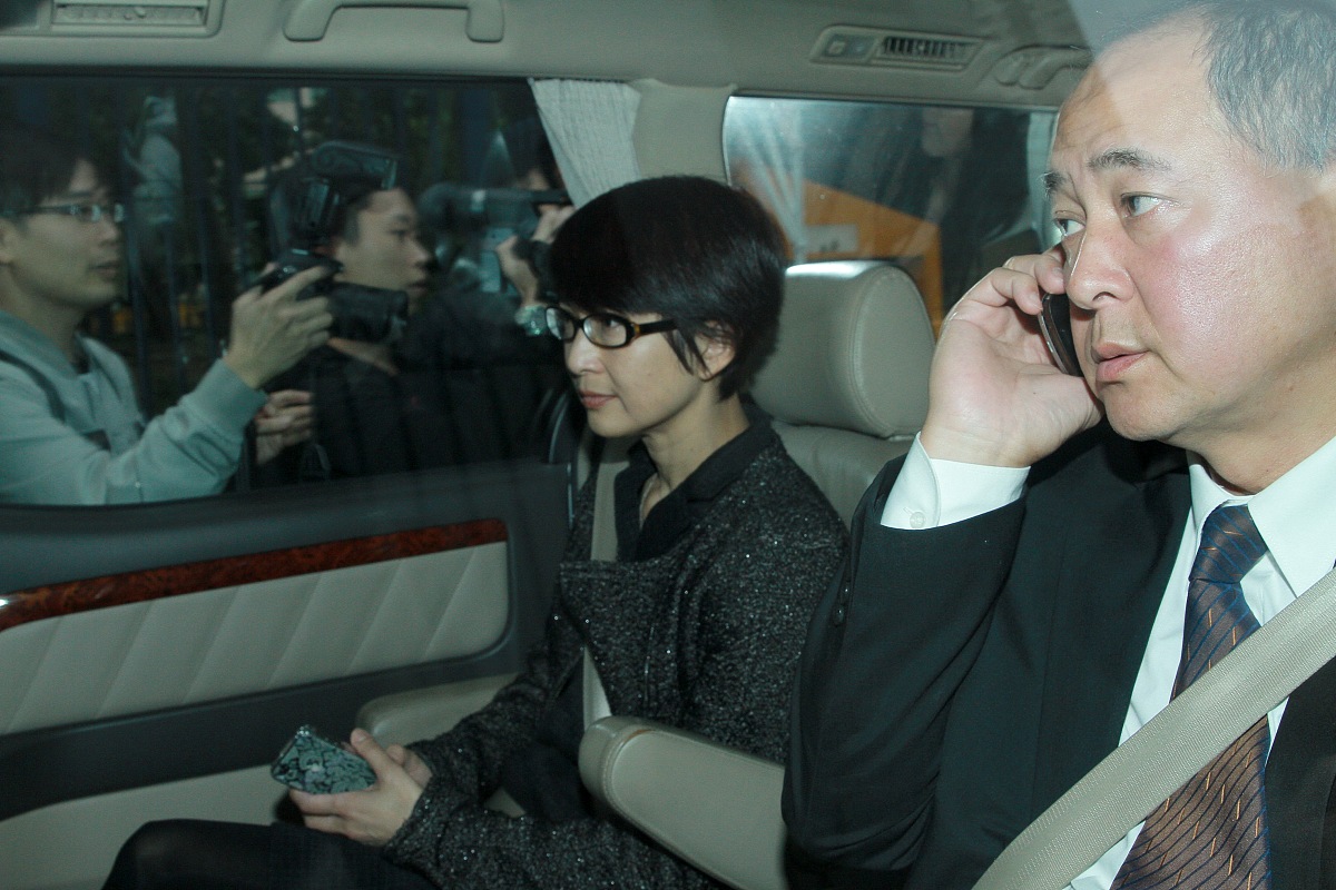 2012年12月28日,香港,涉嫌藏毒被捕明星到上水分区警署报到.***_***卢