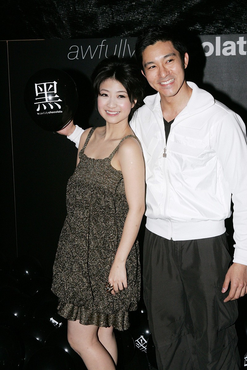 2007年4月6日,台北,黄湘怡转行卖蛋糕忙赚钱,立威廉送花道贺+++_+++黄