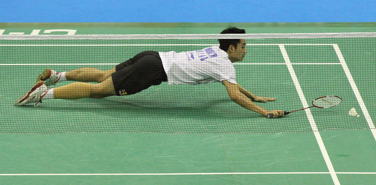 运动员第一次发球失误第二次发球时球在空中与邻场的球相撞裁判员应该怎么做？A判第二次发球重发。 B判第一次发球重发。 C判发球方得分。 D判接发球方得分。