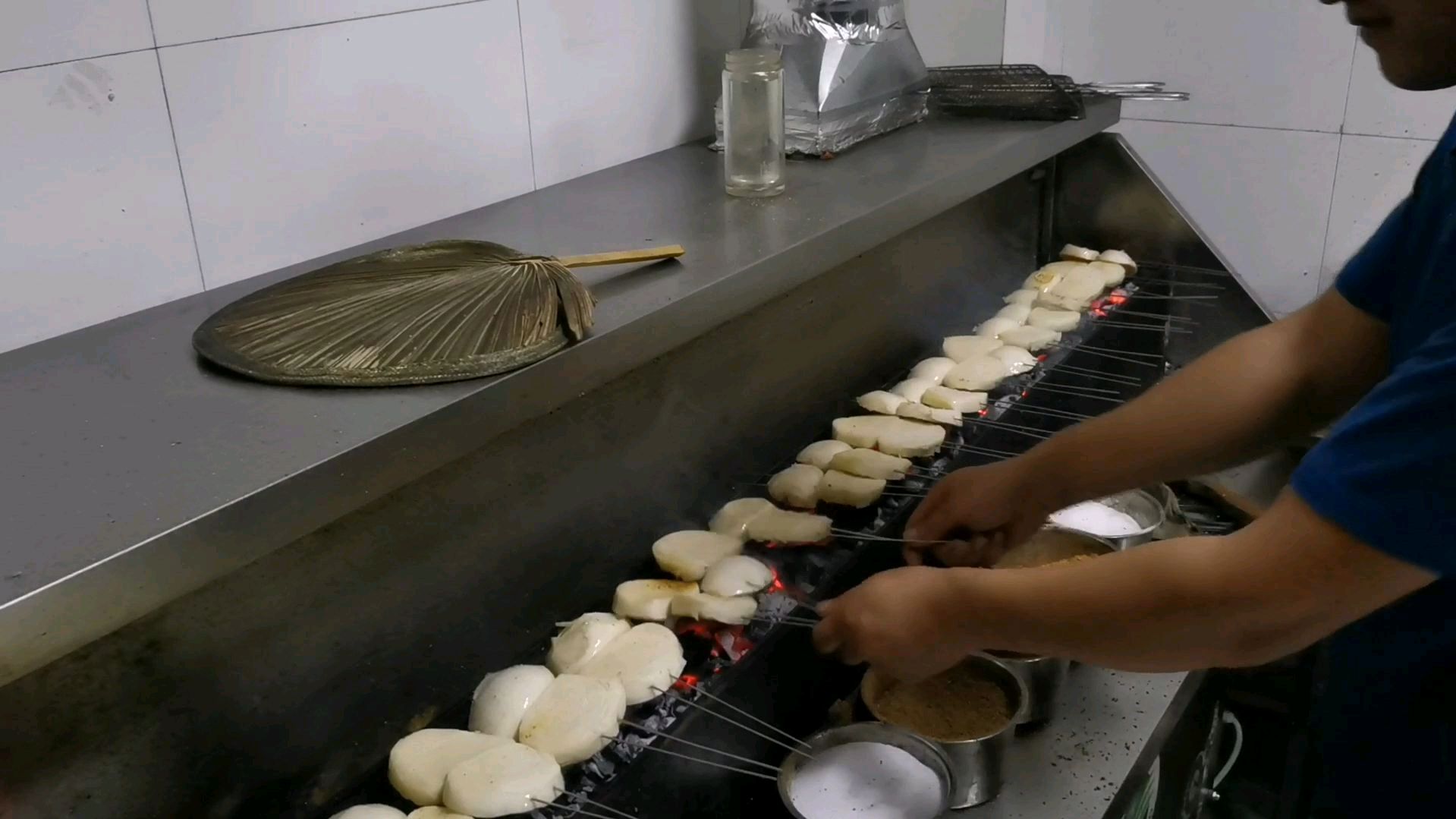 烧烤馒头干怎么烤好吃?十年烧烤经验师傅现场烧烤,手把手教你