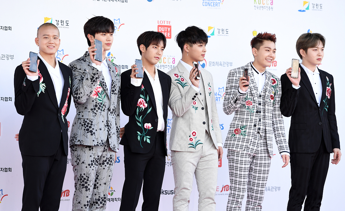 exo"梦想演唱会"红毯独缺张艺兴 泰民透视黑丝露胸肌蓝发杀马特