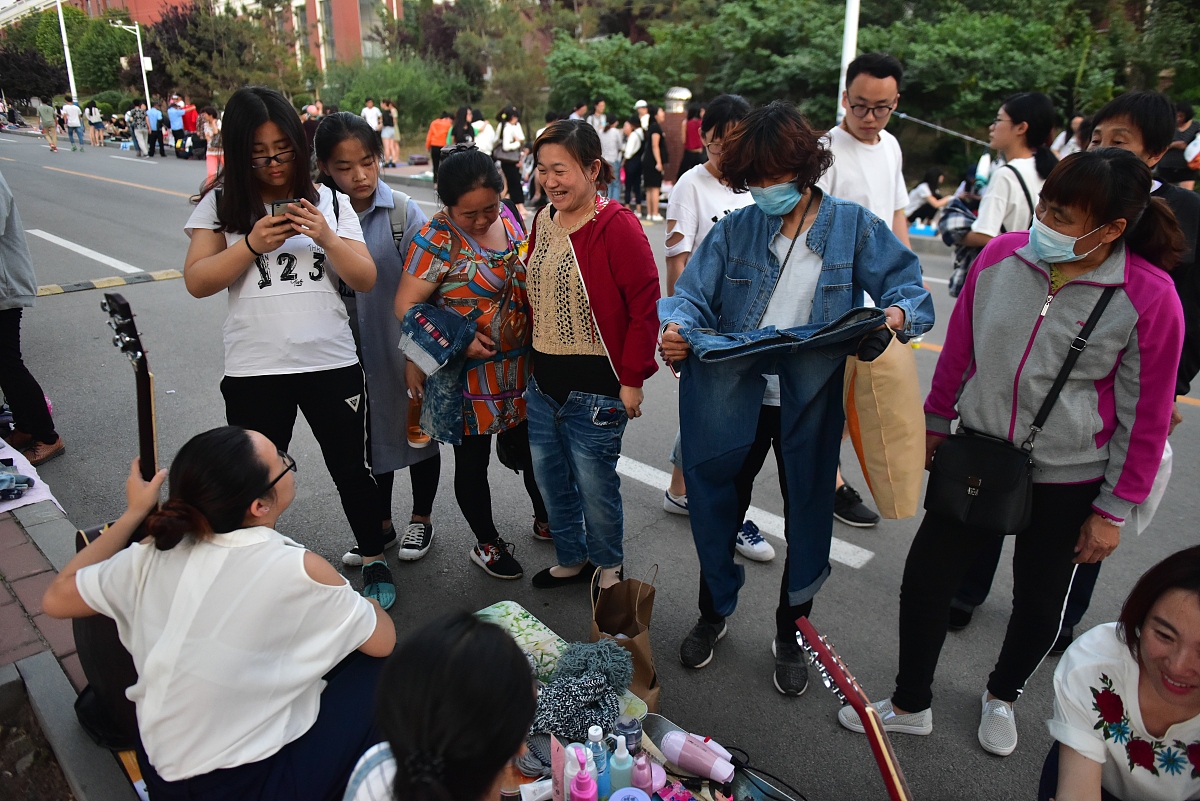 将以下歌词改编成以大学生毕业方向为主题的歌词我想离开浪浪山 去远方看看毕竟人生苦短 怕什么兜兜转转就算这一路上 多少磕磕绊绊向前看 就能找到答案多少怀揣梦想 悸动的少年想要奔向远方 看一看那外面的世界微风轻轻拂过 书本又翻阅过了一页期待又恐惧 外面那些 未知的一切有人鼓励也有人在规劝浪浪山 外面处处都充斥着危险有人失败也有人如了愿内心忐忑不安 在他们的三语两言别听别人说 小河水深水浅用自己的脚