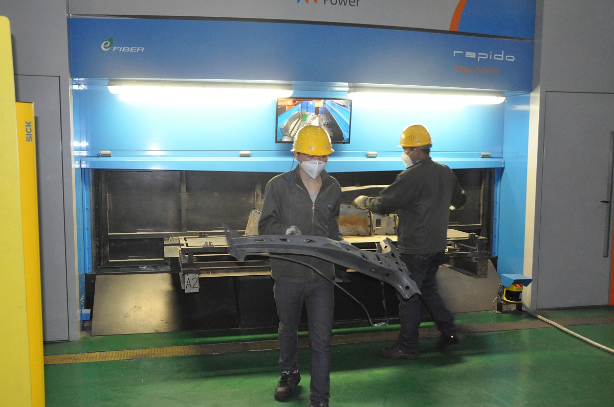 翻译
Operators shall wear hearing protection at all times the blasting booth is actively being used.