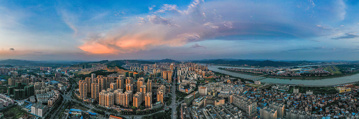 2019年8月18日傍晚,广西梧州现壮丽晚霞美景.