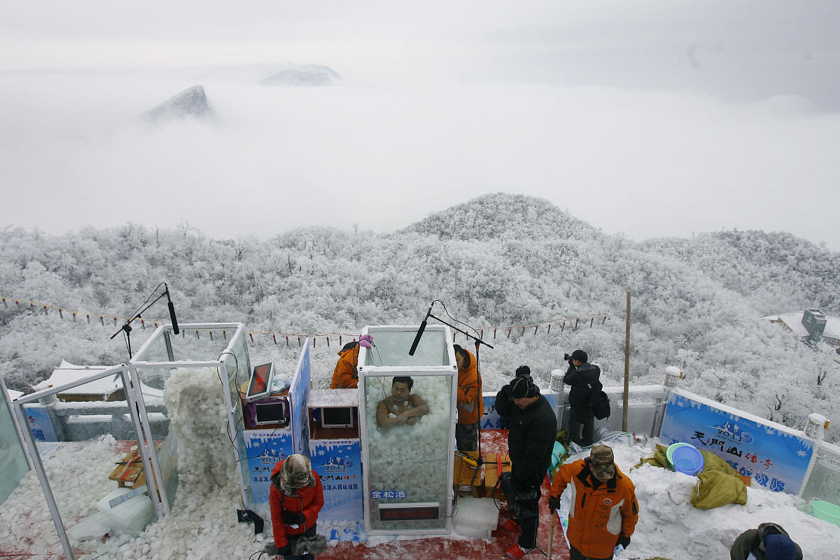 ***_***(湖北武汉媒体严禁下载)2011年1月2日,湖南省张家界市天门山顶