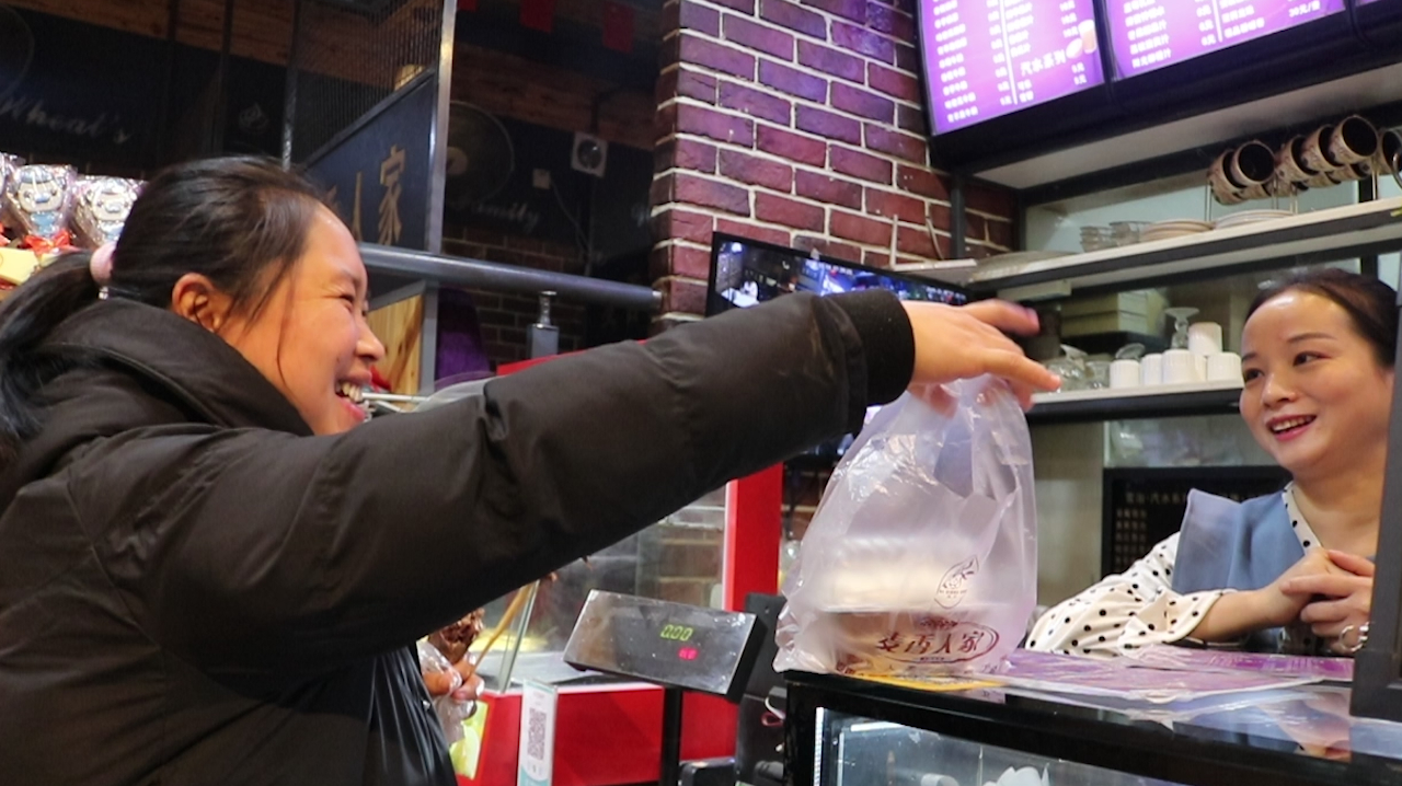 胖妹肚子饿去吃宵夜,3种小吃,再加一碗重庆小面,边逛边吃真爽