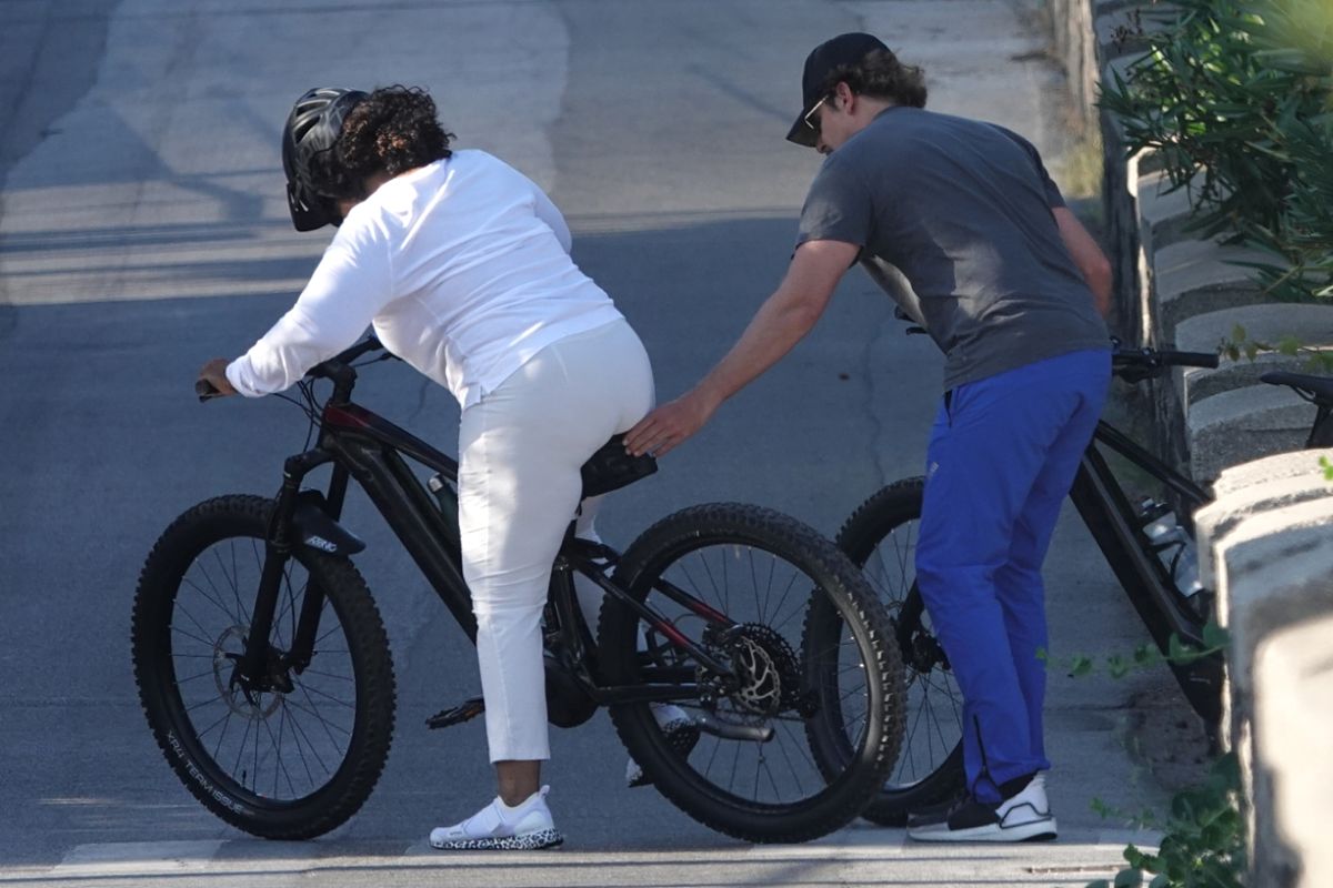 投影过程详解：以增强视图Aug1经过的上分支为例