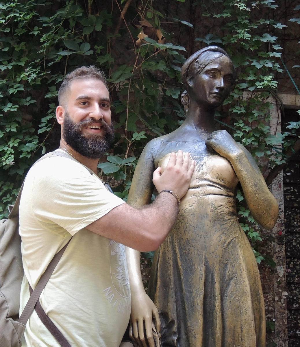 为我写一个剧本梗概主角是AI身份的罗密欧与未来社会下的少女朱丽叶故事要围绕两人的爱情故事展开虽然时代不同但两人的命运就像莎士比亚笔下的罗密欧与朱丽叶一样遭受了阶级上的阻挠最终走向悲剧