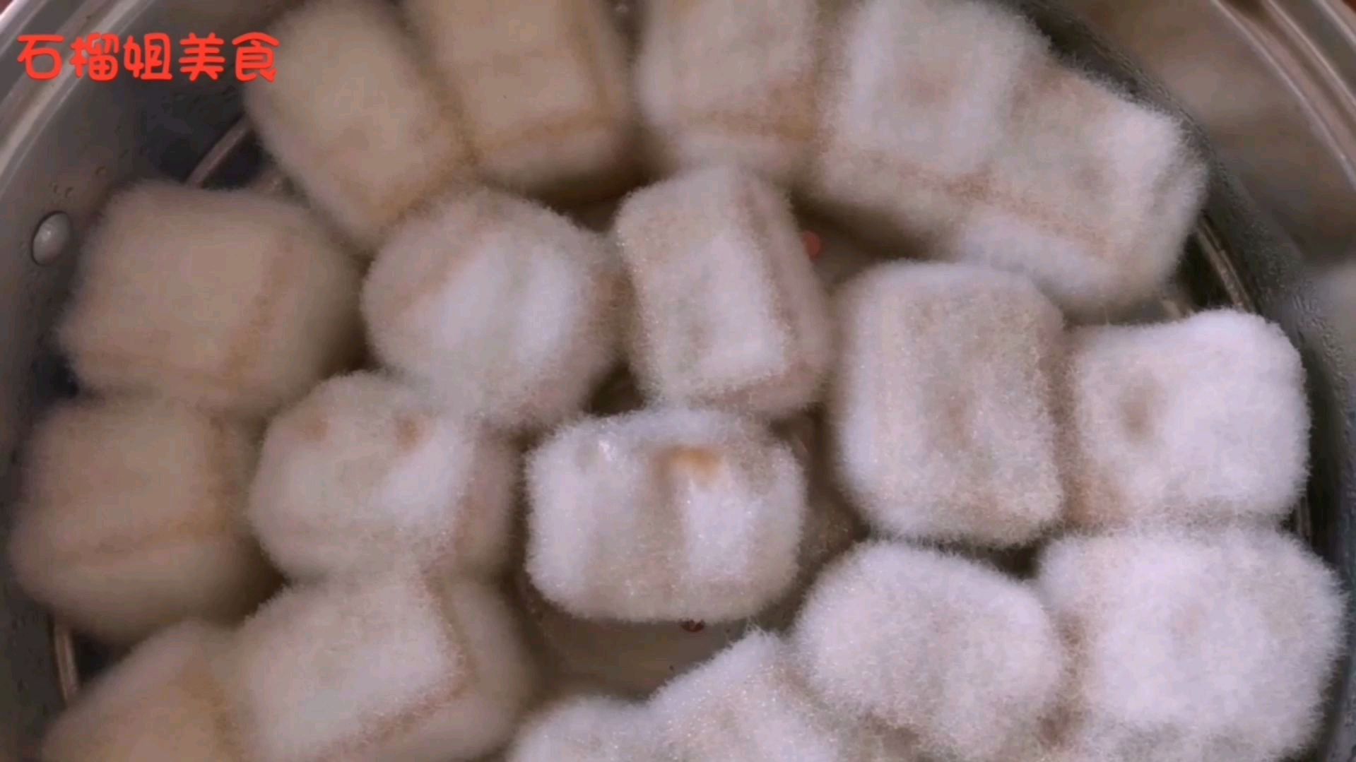 农村大姐教你豆腐乳的做法,香辣有味,做法简单,七天就可以吃了
