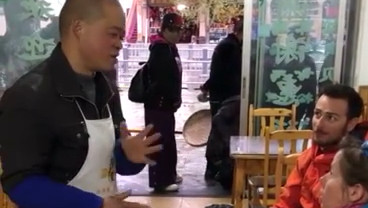 现在不会英语都不好意思开小饭馆,这个老板,用英文介绍中国菜
