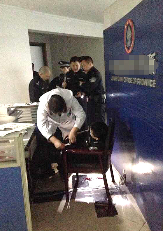 监狱罪犯装珠珠案例过程要非常详细